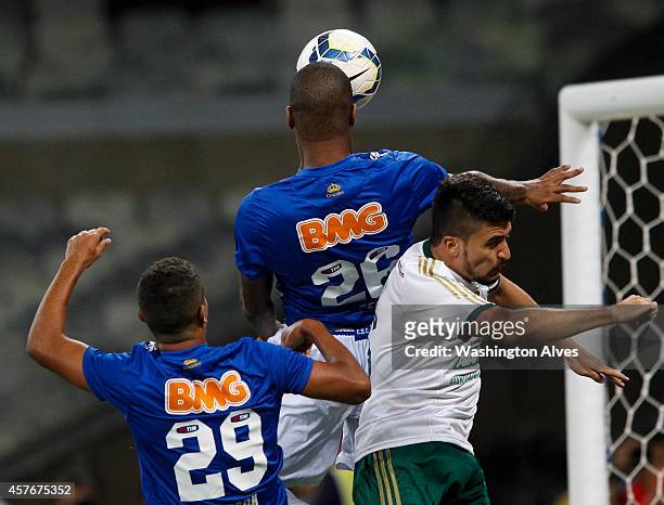 Dede of Cruzeiro in action during a match between Cruzeiro and Palmeiras as part of Brasileirao Series A 2014 at Mineirao Stadium on October 22, 2014...