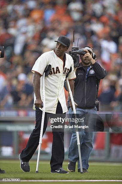 Playoffs: Former San Francisco Giants outfielder Barry Bonds on field to throw out ceremonial first pitch before Game 4 vs St. Louis Cardinals at...