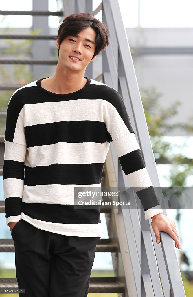 Lee Ha-Yool poses for photographs on October 1, 2014 in Seoul, South...  News Photo - Getty Images