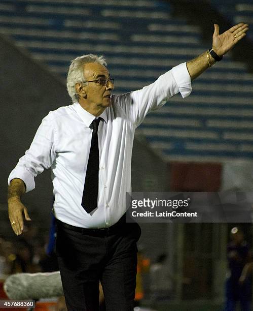 Jorge Fossati coach of Peñarol gestures during a second leg match between Peñarol and Estudiantes as part of round of 16 of Copa Total Sudamericana...