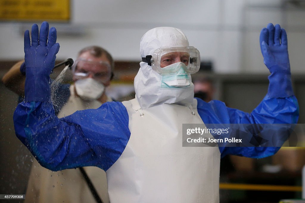 Bundeswehr Trains Volunteer Ebola Helpers