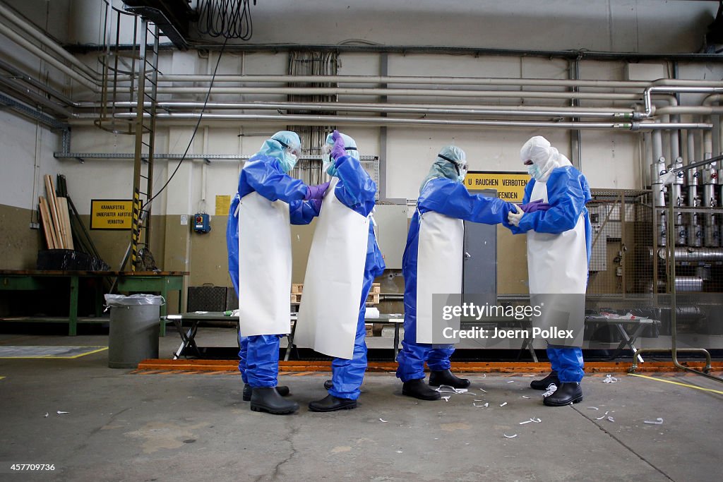 Bundeswehr Trains Volunteer Ebola Helpers