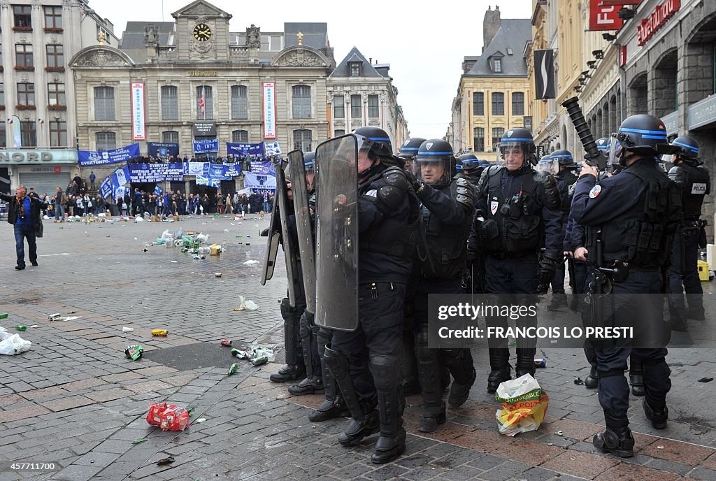 FBL-EUR-C3-EVERTON-SUPPORTERS