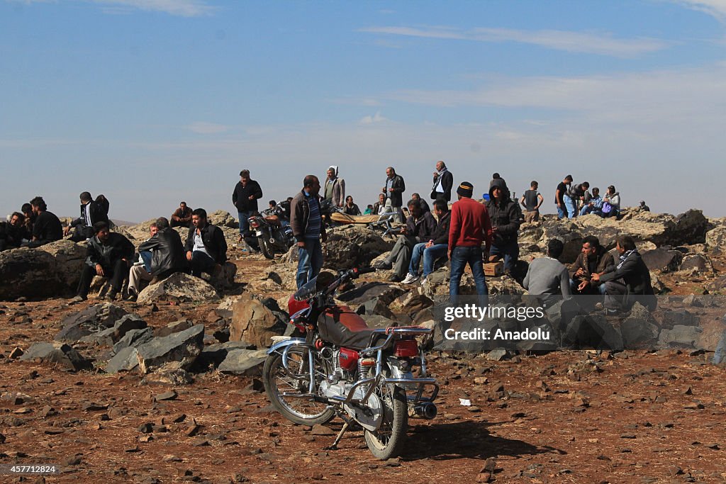 People watch Kobani clashes from Turkey's Suruc