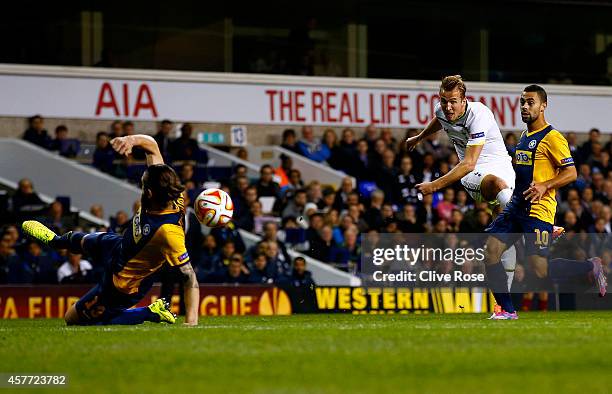 Harry Kane of Spurs scores the opening goal during the UEFA Europa League group C match between Tottenham Hotspur FC and Asteras Tripolis FC at White...