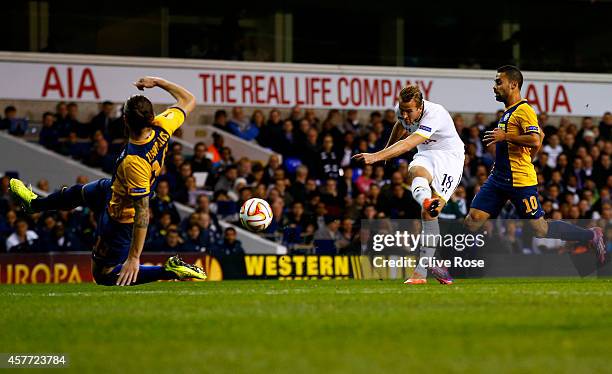 Harry Kane of Spurs scores the opening goal during the UEFA Europa League group C match between Tottenham Hotspur FC and Asteras Tripolis FC at White...