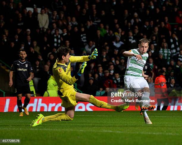 Stefan Johansen of Celtic scores a goal during the UEFA Europa League group D match between Celtic FC and FC Astra Giurgiu at Celtic Park on October...