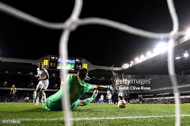 Harry Kane of Spurs scores his team's fourth goal during the UEFA Europa League group C match between Tottenham Hotspur FC and Asteras Tripolis FC at...
