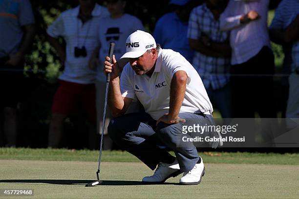 Angel Cabrera of Argentina measures a putt on the 17th hole during the first round of America's Golf Cup as part of PGA Latinoamerica tour at Olivos...