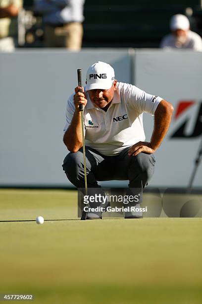 Angel Cabrera of Argentina measures a putt on the 18th hole during the first round of America's Golf Cup as part of PGA Latinoamerica tour at Olivos...
