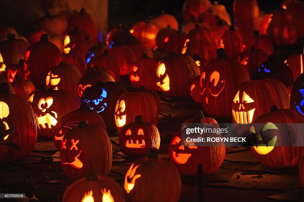 US-HALLOWEEN-PUMPKINS-SCULPTURES