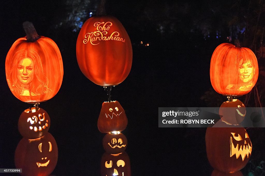 US-HALLOWEEN-PUMPKINS-JACK O'LANTERNS-CARVING-ILLUMINATED-RISE O