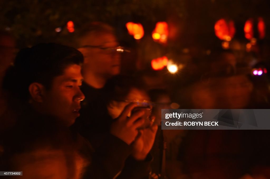 US-HALLOWEEN-PUMPKINS-JACK O'LANTERNS-CARVING-ILLUMINATED-RISE O