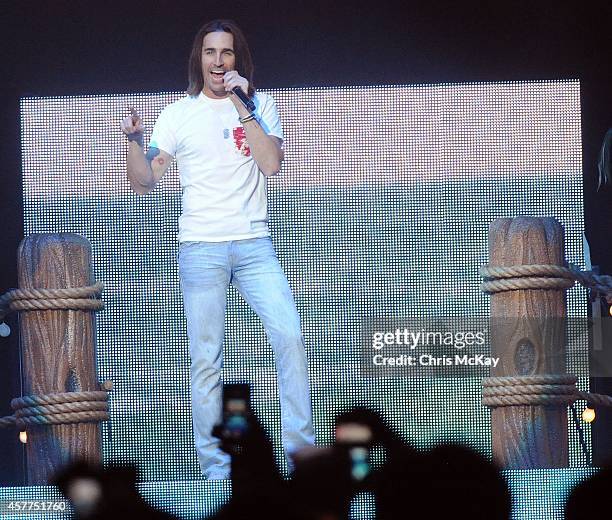 Jake Owen performs at Arena at Gwinnett Center on October 23, 2014 in Duluth, Georgia.