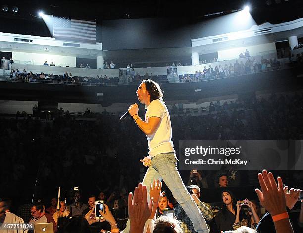 Jake Owen performs at Arena at Gwinnett Center on October 23, 2014 in Duluth, Georgia.