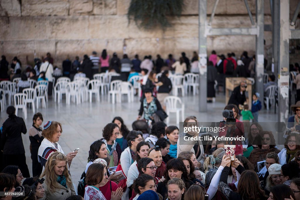 Prayer Rights Group 'Women Of The Wall' Smuggle Torah Scroll Into The Western Wall