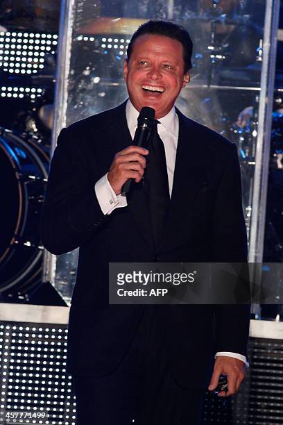 Mexican singer Luis Miguel performs during a concert in Veracruz, on December 18, 2013. AFPPHOTO/KORAL CARBALLO