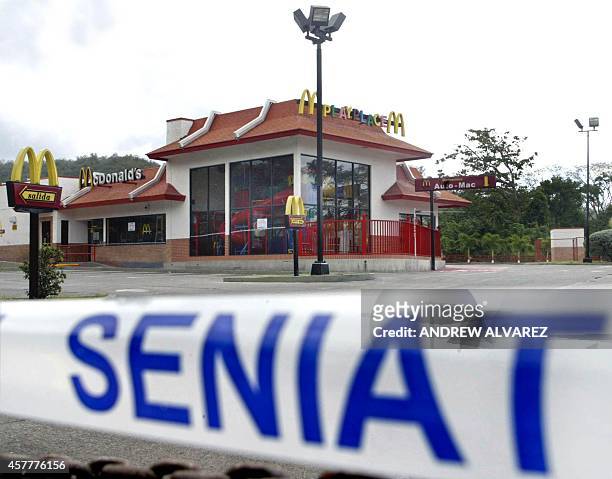 Un establecimiento de la cadena de comida rápida McDonald's, en la ciudad de Charallave a 40 km de Caracas, permanece clausurado el 06 de febrero de...