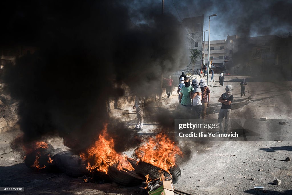 Palestinian Youths Clash With Israeli Police