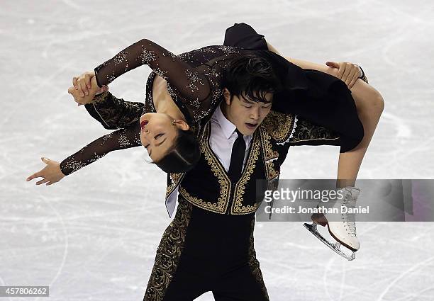Maia Shibutani and Alex Shibutani compete in the Ice Dance Short Dance during the 2014 Hilton HHonors Skate America competition at the Sears Centre...