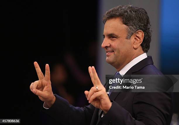 Presidential candidate of the Brazilian Social Democratic Party Aecio Neves waves to the audience prior to the debate with Brazilian President and...