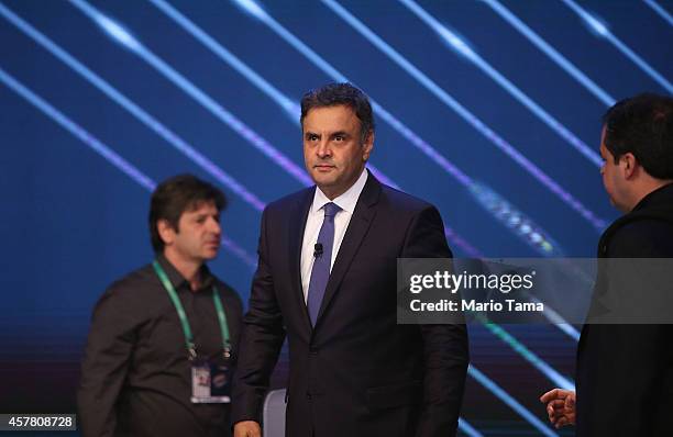 Presidential candidate of the Brazilian Social Democratic Party Aecio Neves waves to the audience prior to the debate with Brazilian President and...