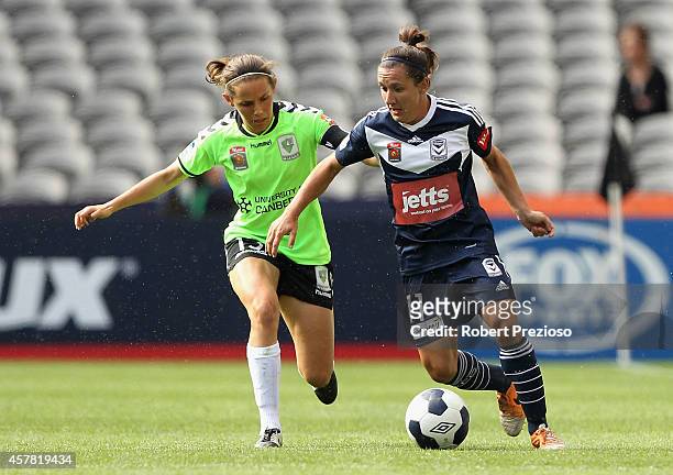 Lisa De Vanna of the Victory controls the ball during the round seven W-League match between Melbourne and Canberra at Etihad Stadium on October 25,...