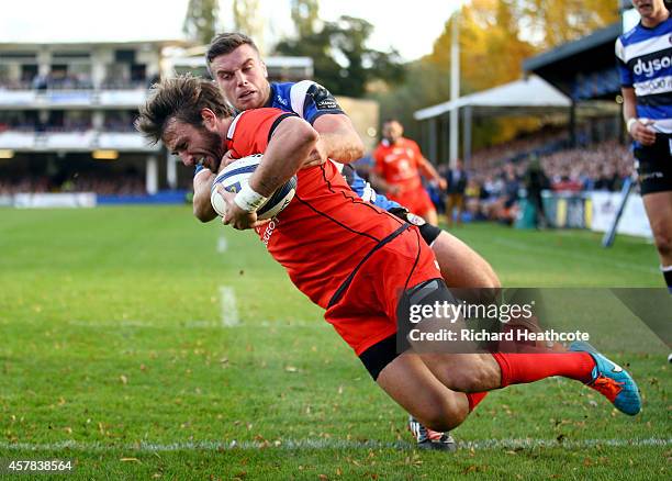 Maxime Medard of Toulouse holds off the challenge of George Ford of Bath to score a try during the European Rugby Champions Cup match between Bath...