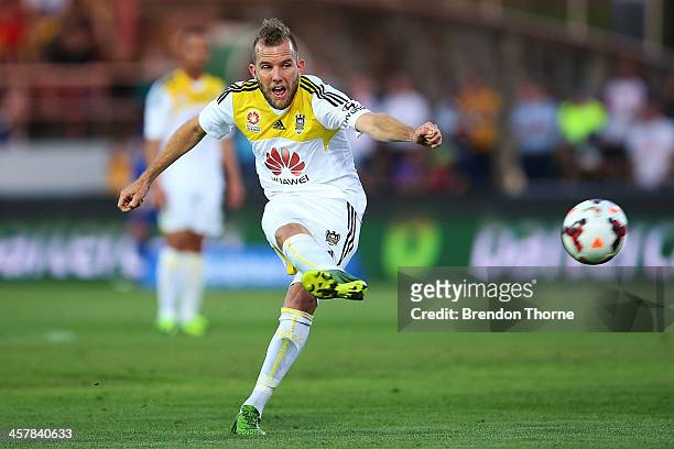 Jeremy Brockie of the Phoenix shoots for goal during the round six A-League match between the Central Coast Mariners and Wellington Phoenix at North...
