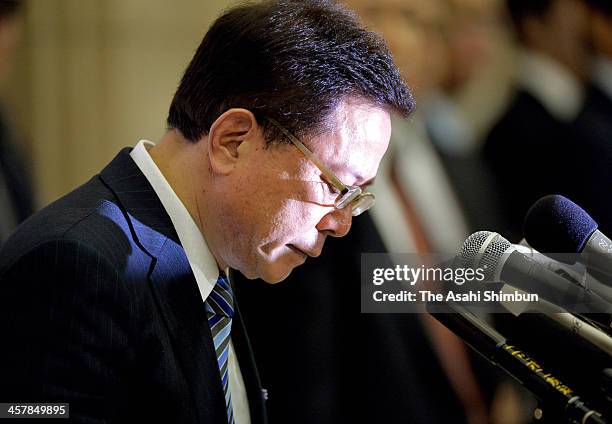 Tokyo Governor Naoki Inose bows at a press conference at Tokyo Metropolitan Government on December 19, 2013 in Tokyo, Japan. Inose announced his...