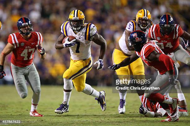 Leonard Fournette of the LSU Tigers runs the ball against the Mississippi Rebels at Tiger Stadium on October 25, 2014 in Baton Rouge, Louisiana.