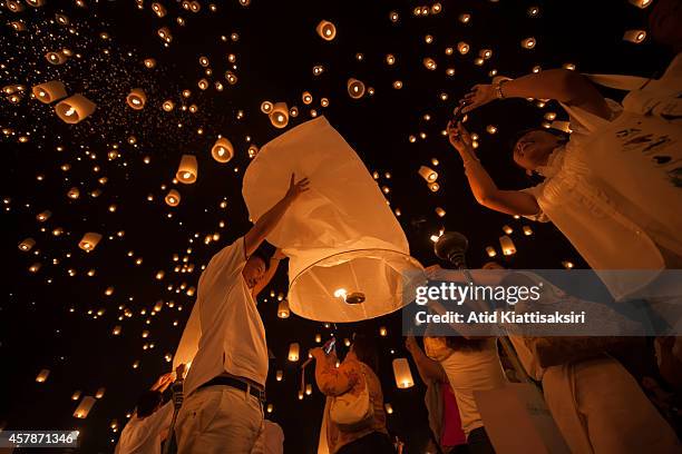 Thais launch a Khom Loi during the Yi Peng Festival at Lanna Dhutanka.