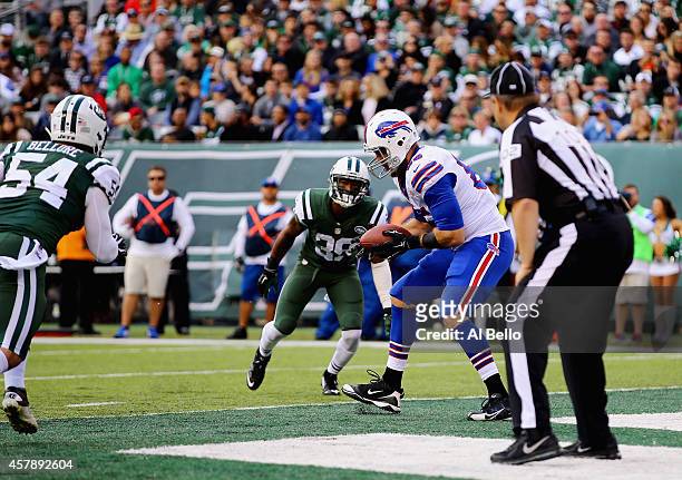 Lee Smith of the Buffalo Bills scores a first quarter touchdown against Antonio Allen of the New York Jets at MetLife Stadium on October 26, 2014 in...