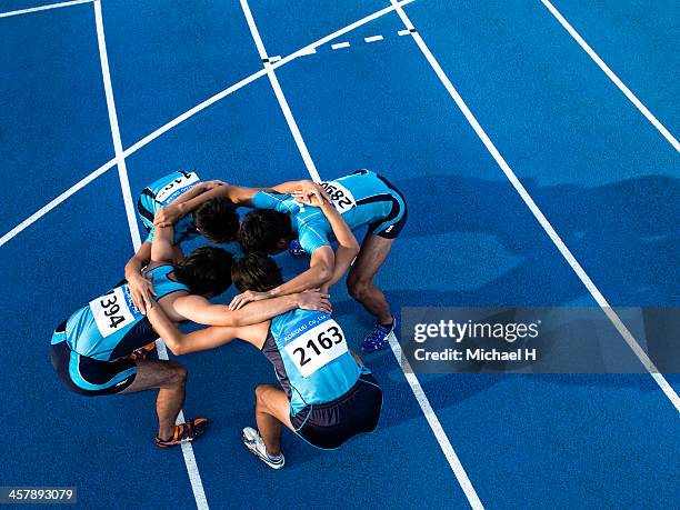 athletes making a circle - athletics photos et images de collection