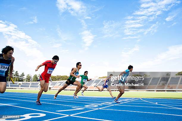 male athletes running to the finish line - japan racing foto e immagini stock