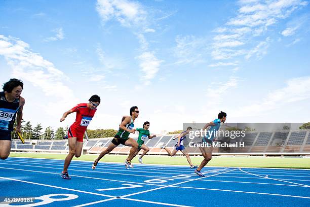 male athletes running to the finish line - race day stockfoto's en -beelden