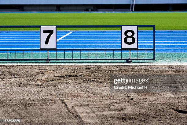 long jump pit - saut en longueur photos et images de collection