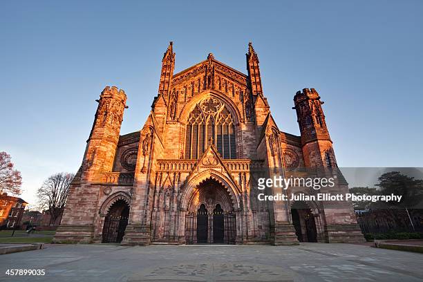 hereford cathedral lit by the evening sun. - herefordshire stockfoto's en -beelden