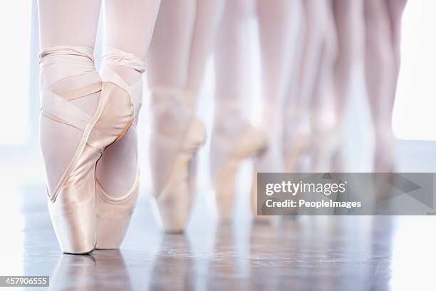 en pointe in a row - ballet class stock pictures, royalty-free photos & images