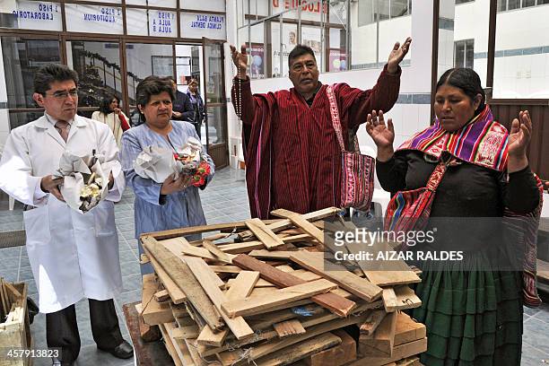 The director of the Agromont Hospital, Jaime Agramont and "Amautas" make a ritual to call the "Ajayu" of a patient on December 5, 2013 in El Alto, 12...