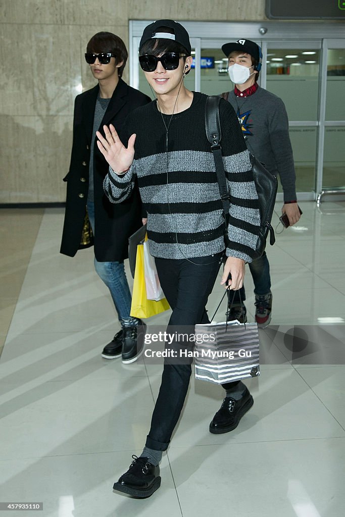 Celebrity Sighting At Gimpo Airport