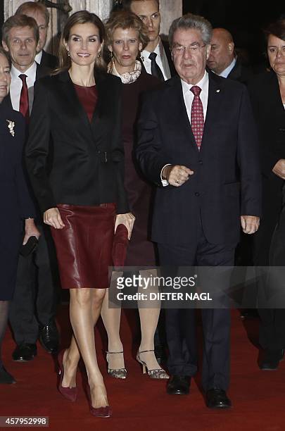 The spanish Queen Letizia is welcomed by Austrian President Heinz Fischer on October 27, 2014 in Vienna during the opening of the exhibition of...