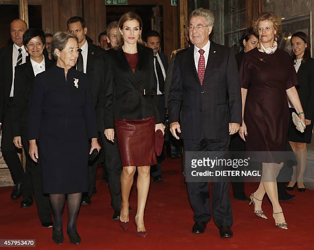 The Spanish Queen Letizia walks flanked by Austrian President Heinz Fischer and his wife Margit Fischer on October 27, 2014 in Vienna during the...