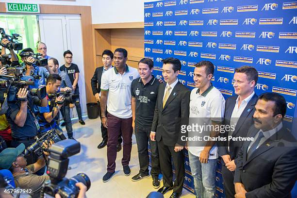 Patrick Kluivert , Michael Owen Bee Taechaubol, CEO of Thai Prime Co. Ltd., Fabio Cannavaro , James Davies-Yandle , co-founder of the Global Legends...