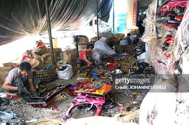 China-economy-technology-environment-lifestyle,newseries-FEATURE by Felicia SONMEZ This photo taken on August 9, 2014 shows workers dismantling...