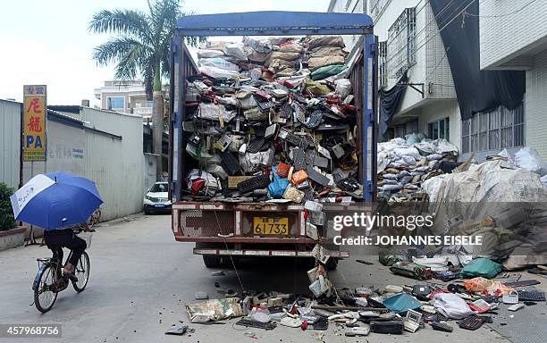 China-economy-technology-environment-lifestyle,newseries-FEATURE by Felicia SONMEZ This photo taken on August 9, 2014 shows workers unloading a truck...