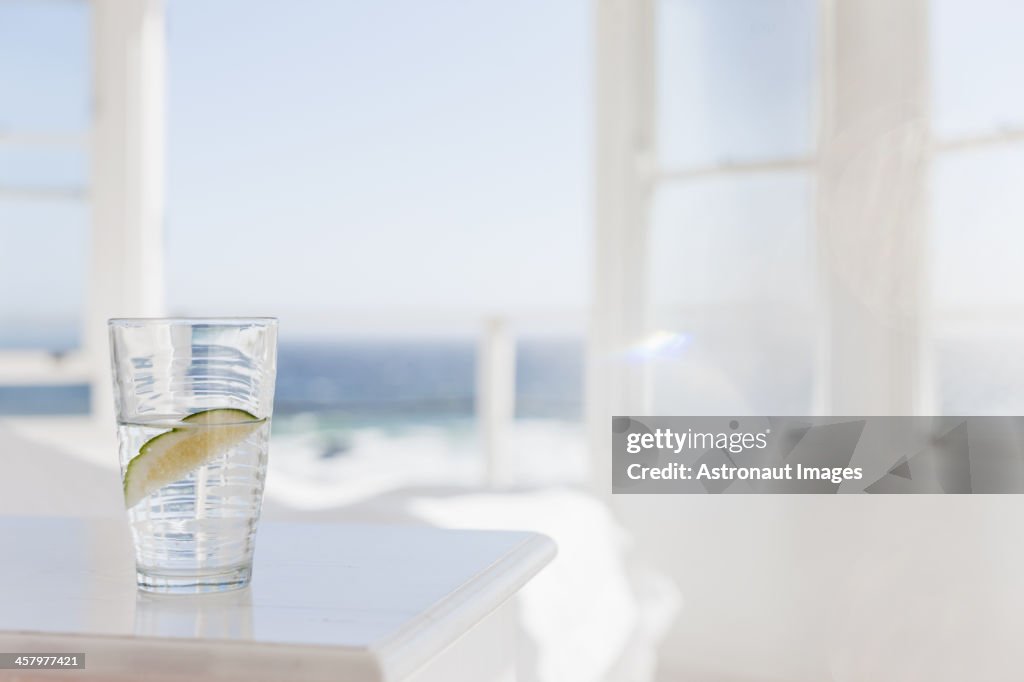 Glas Wasser mit Limette auf einem Tisch