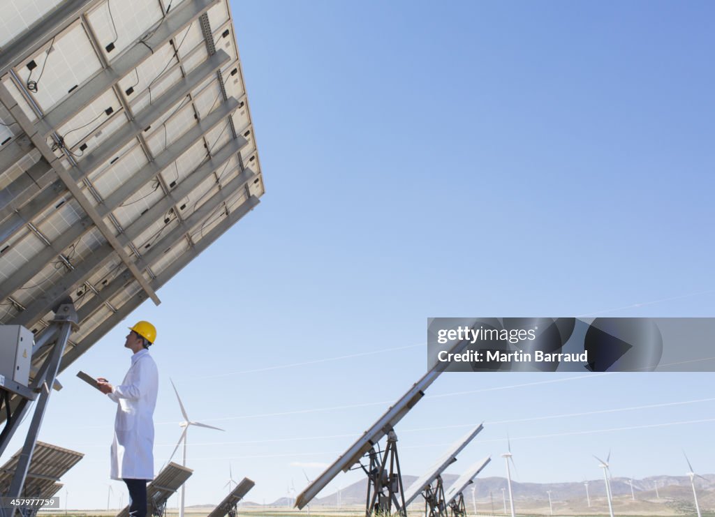 Wissenschaftler untersuchen solar-panel in ländlichen Landschaft