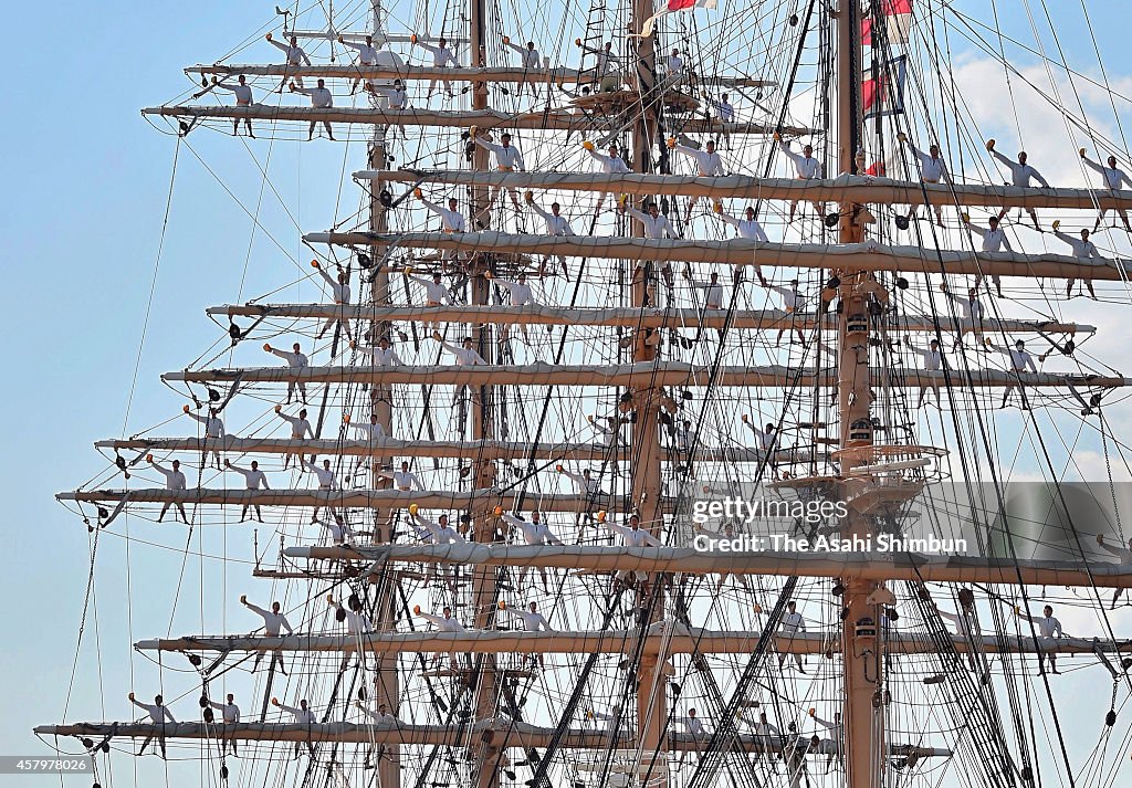 Kaiwo Maru Crews Operate Manning The Yard On Departure