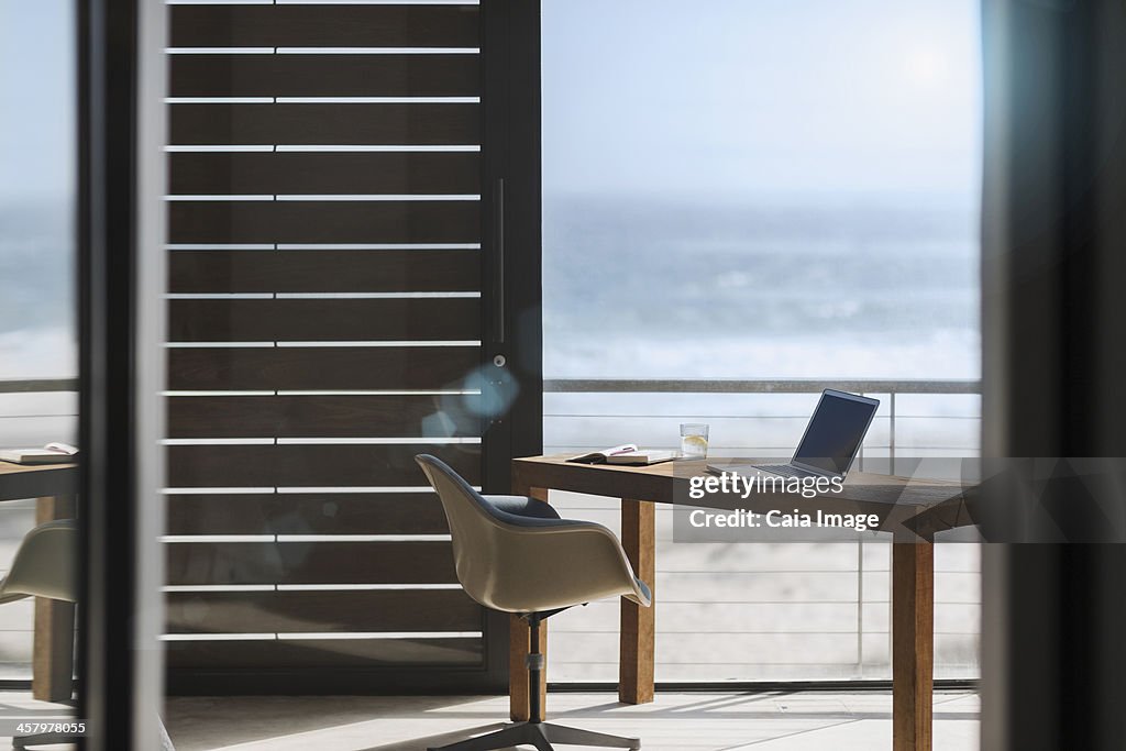 Escritorio y silla de oficina moderna con vista al mar